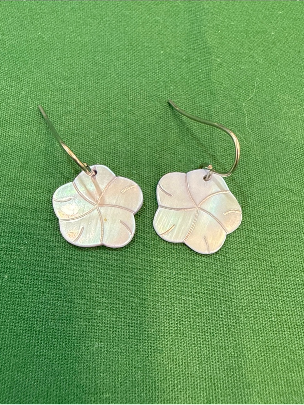 Dangle Drop Flower Shaped Earrings Tinted With Log HT Purple Color. 10F
